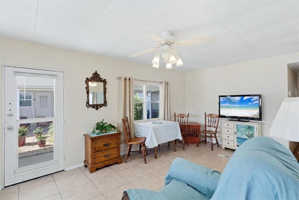 For Sale: $84,900 (2 beds, 1 baths, 684 Square Feet)