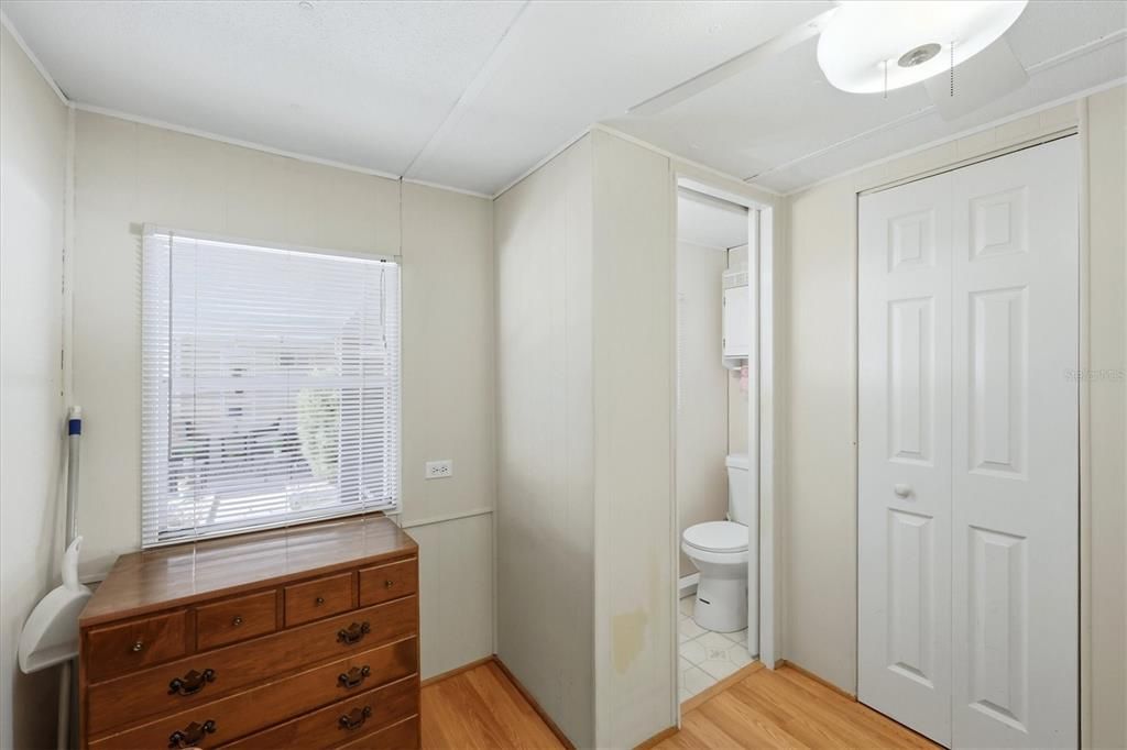 For Sale: $84,900 (2 beds, 1 baths, 684 Square Feet)