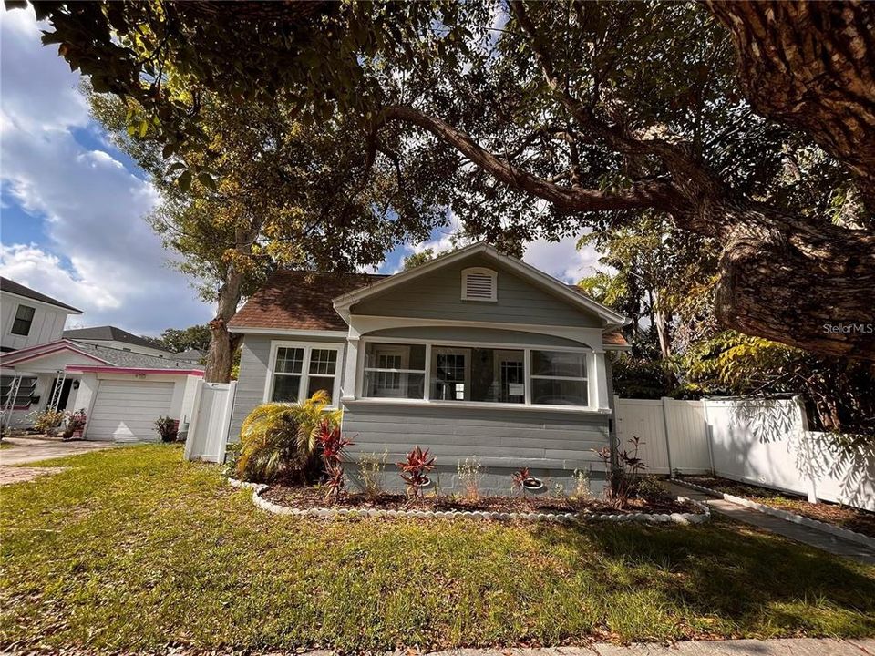 For Rent: $2,900 (2 beds, 1 baths, 1106 Square Feet)