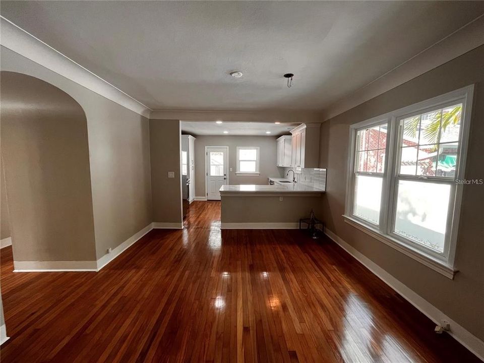 For Rent: $2,900 (2 beds, 1 baths, 1106 Square Feet)