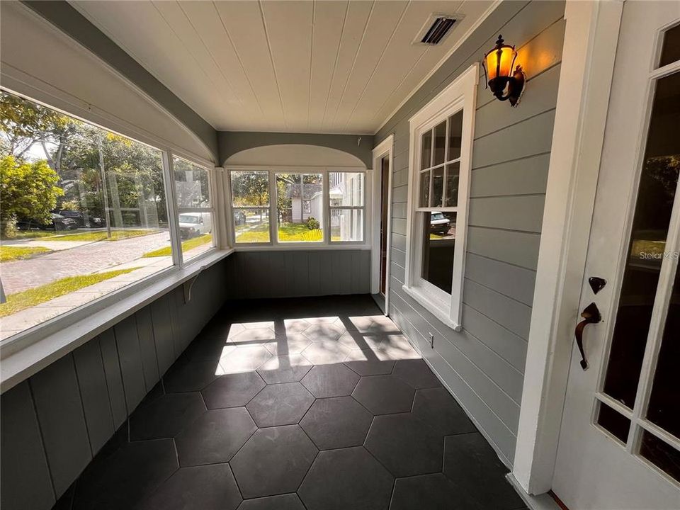 For Rent: $2,900 (2 beds, 1 baths, 1106 Square Feet)
