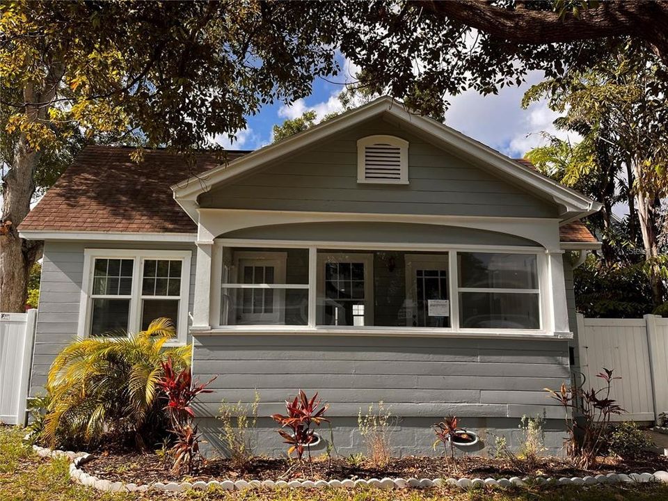 For Rent: $2,900 (2 beds, 1 baths, 1106 Square Feet)