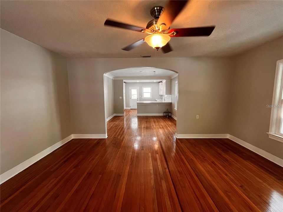 For Rent: $2,900 (2 beds, 1 baths, 1106 Square Feet)