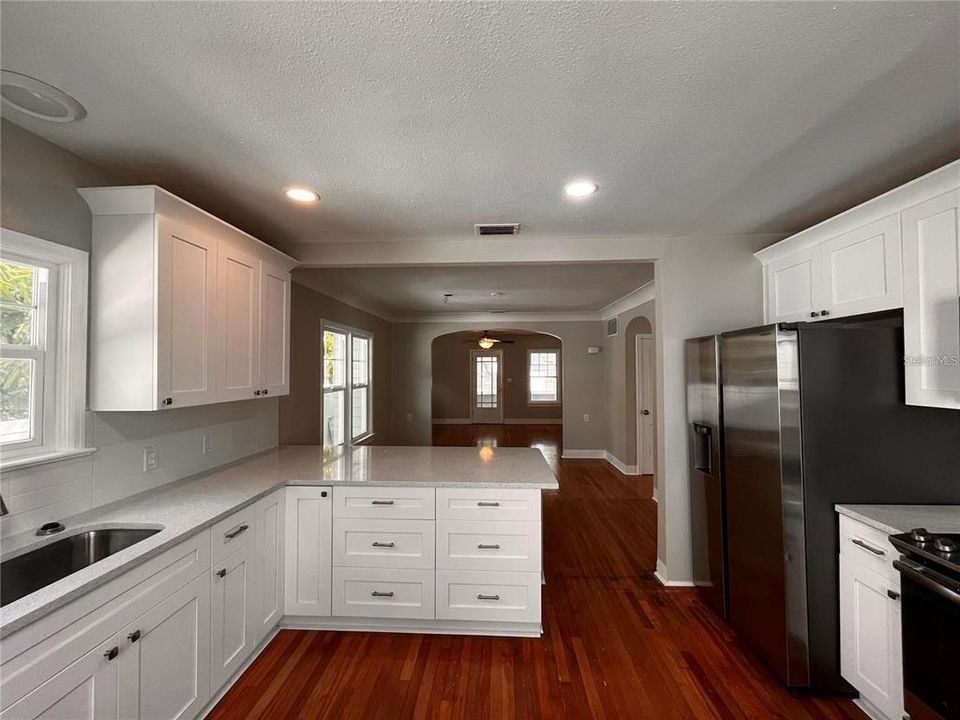 For Rent: $2,900 (2 beds, 1 baths, 1106 Square Feet)