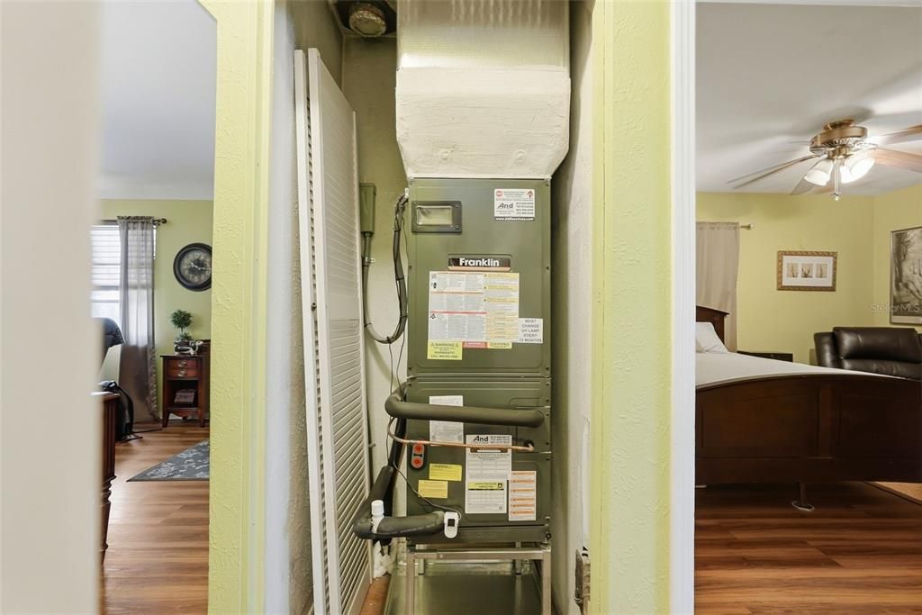 На продажу: $295,000 (2 спален, 1 ванн, 834 Квадратных фут)