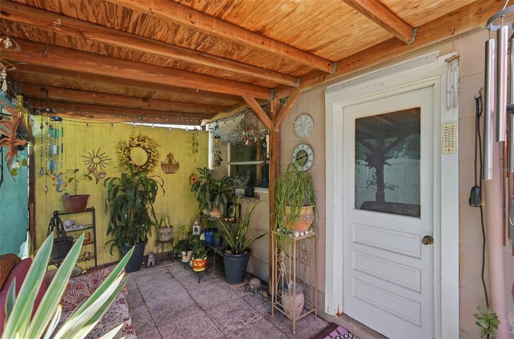 На продажу: $295,000 (2 спален, 1 ванн, 834 Квадратных фут)