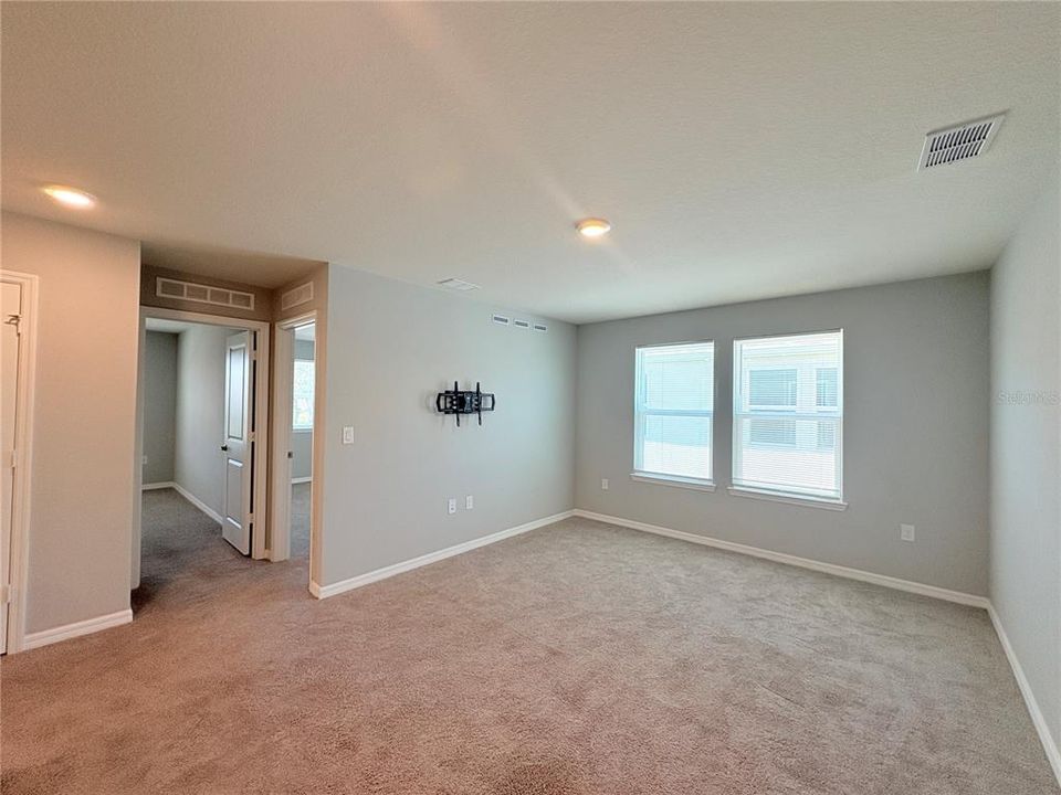 For Rent: $2,100 (3 beds, 3 baths, 2456 Square Feet)