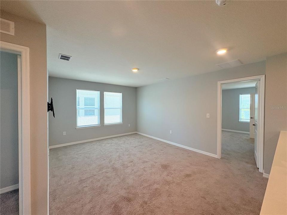 For Rent: $2,100 (3 beds, 3 baths, 2456 Square Feet)