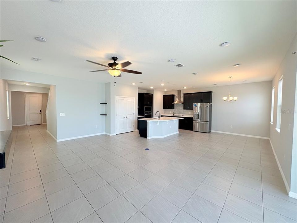 For Rent: $2,100 (3 beds, 3 baths, 2456 Square Feet)