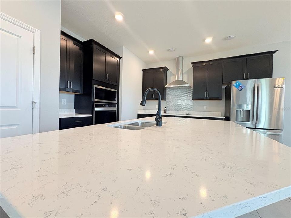 For Rent: $2,100 (3 beds, 3 baths, 2456 Square Feet)