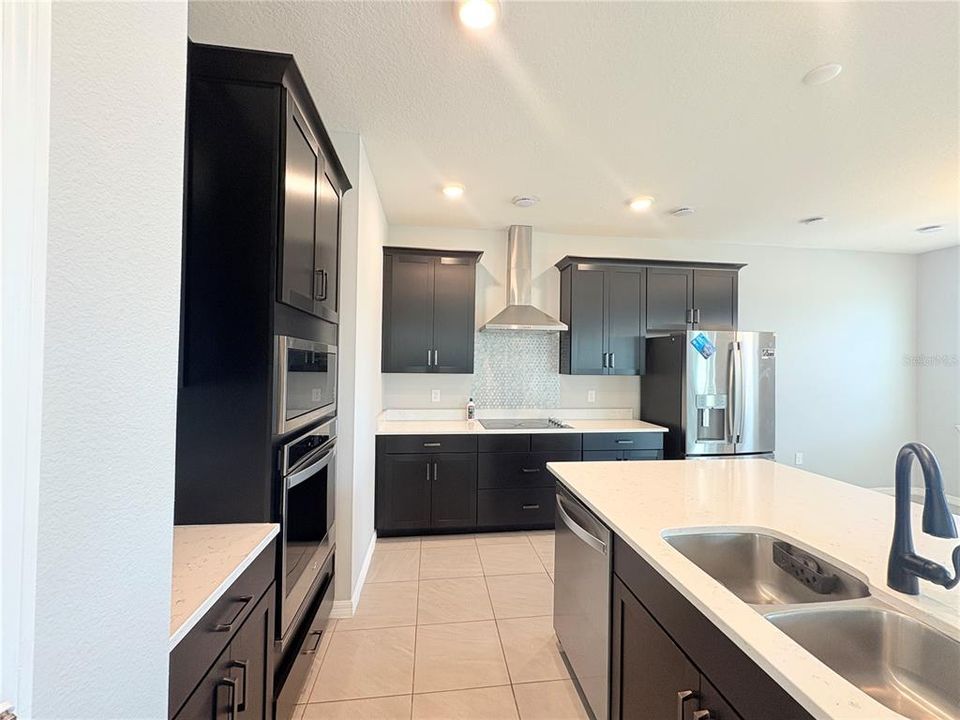 For Rent: $2,100 (3 beds, 3 baths, 2456 Square Feet)
