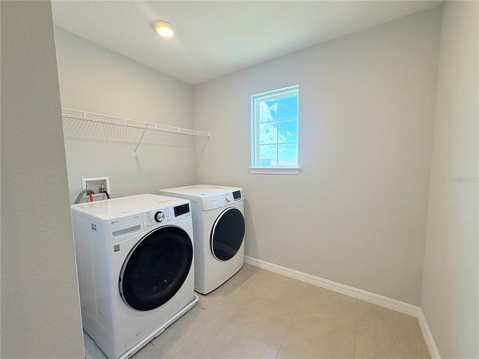 For Rent: $2,100 (3 beds, 3 baths, 2456 Square Feet)