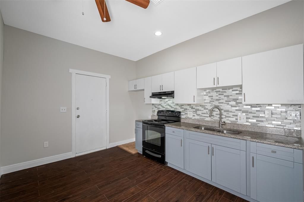 For Sale: $339,000 (3 beds, 1 baths, 902 Square Feet)