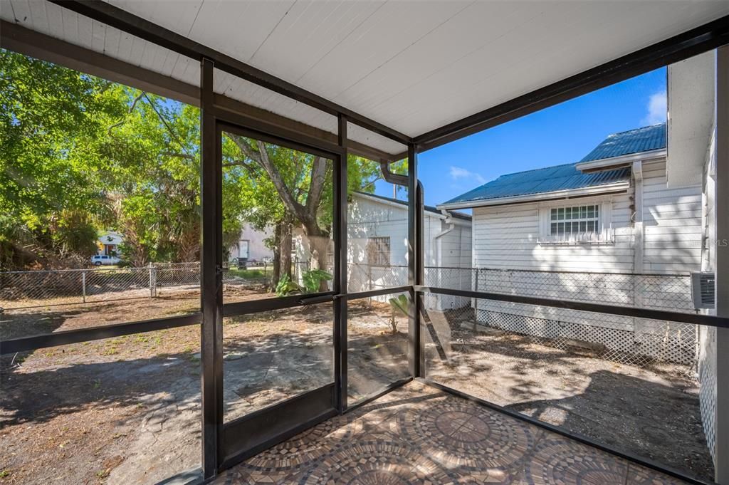 For Sale: $339,000 (3 beds, 1 baths, 902 Square Feet)