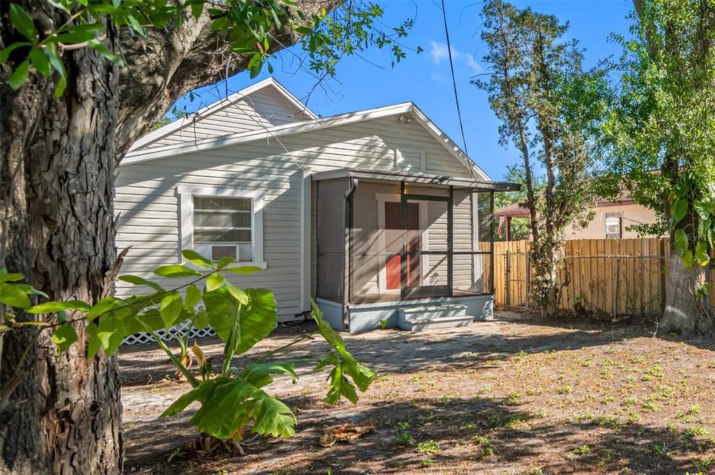 For Sale: $339,000 (3 beds, 1 baths, 902 Square Feet)