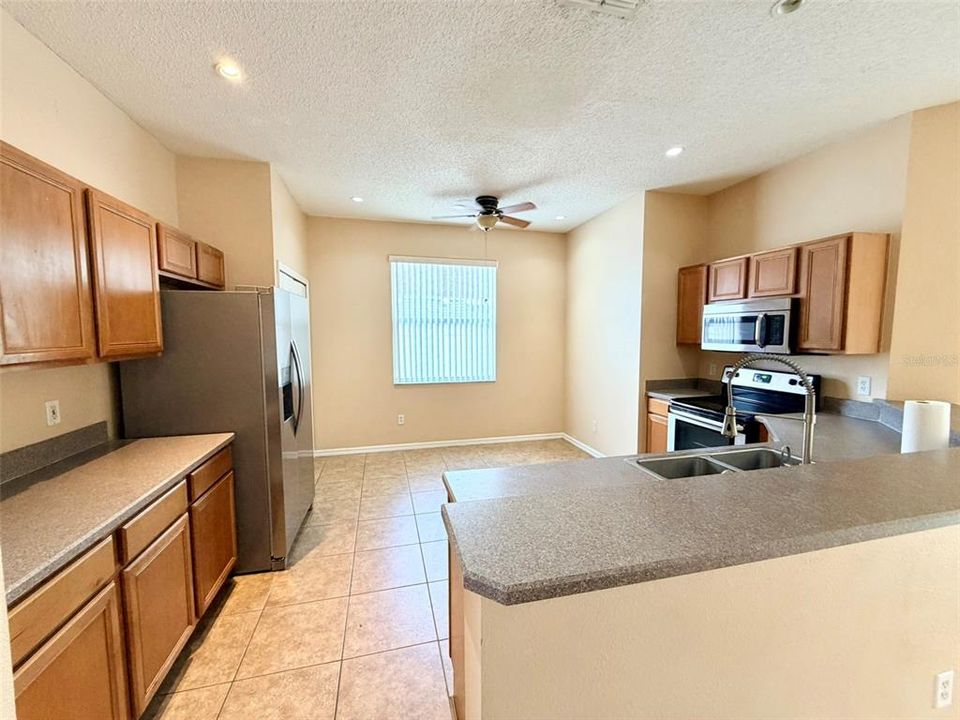 В аренду: $2,695 (4 спален, 3 ванн, 2480 Квадратных фут)