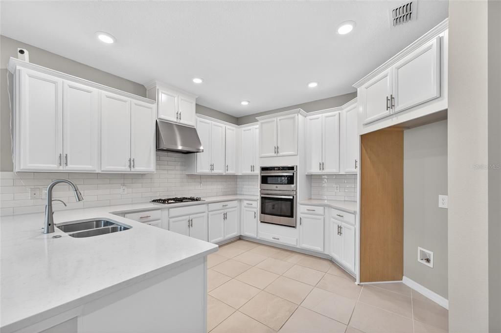 En Venta: $557,000 (4 camas, 3 baños, 2872 Pies cuadrados)