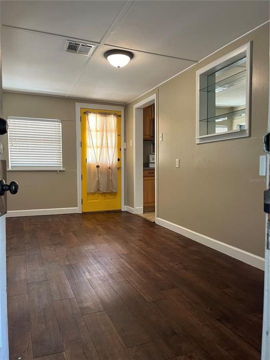 For Rent: $2,100 (3 beds, 1 baths, 1172 Square Feet)