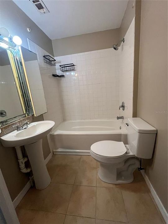 For Rent: $2,100 (3 beds, 1 baths, 1172 Square Feet)