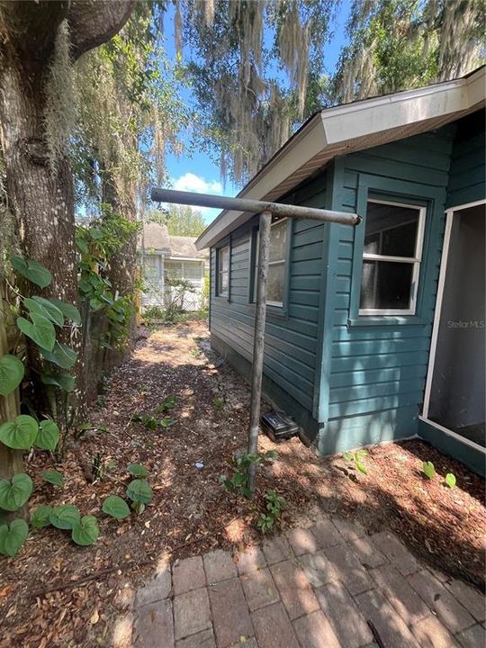For Rent: $2,100 (3 beds, 1 baths, 1172 Square Feet)