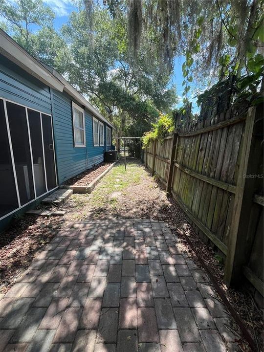 For Rent: $2,100 (3 beds, 1 baths, 1172 Square Feet)