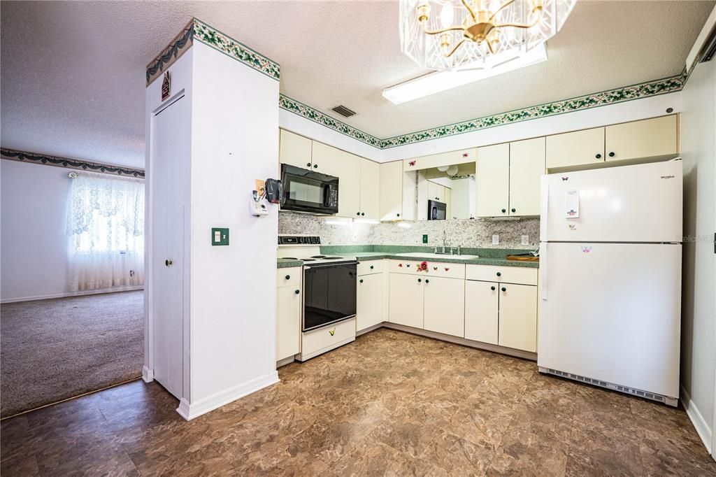 For Sale: $206,500 (2 beds, 2 baths, 884 Square Feet)
