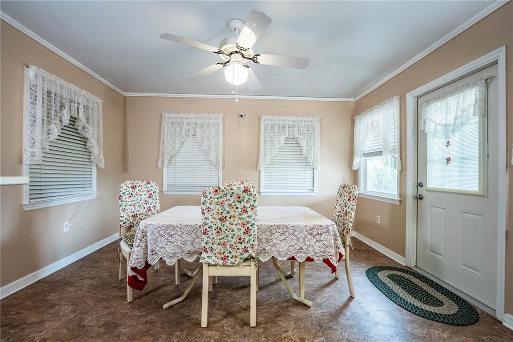 For Sale: $206,500 (2 beds, 2 baths, 884 Square Feet)