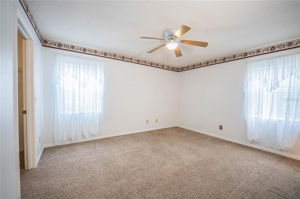 For Sale: $206,500 (2 beds, 2 baths, 884 Square Feet)