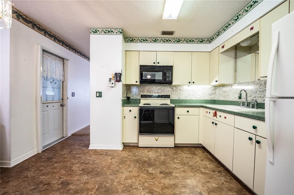 For Sale: $206,500 (2 beds, 2 baths, 884 Square Feet)