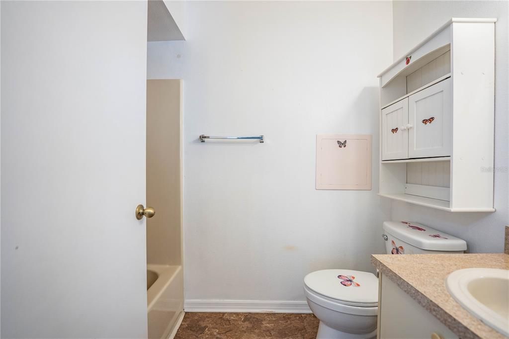For Sale: $206,500 (2 beds, 2 baths, 884 Square Feet)