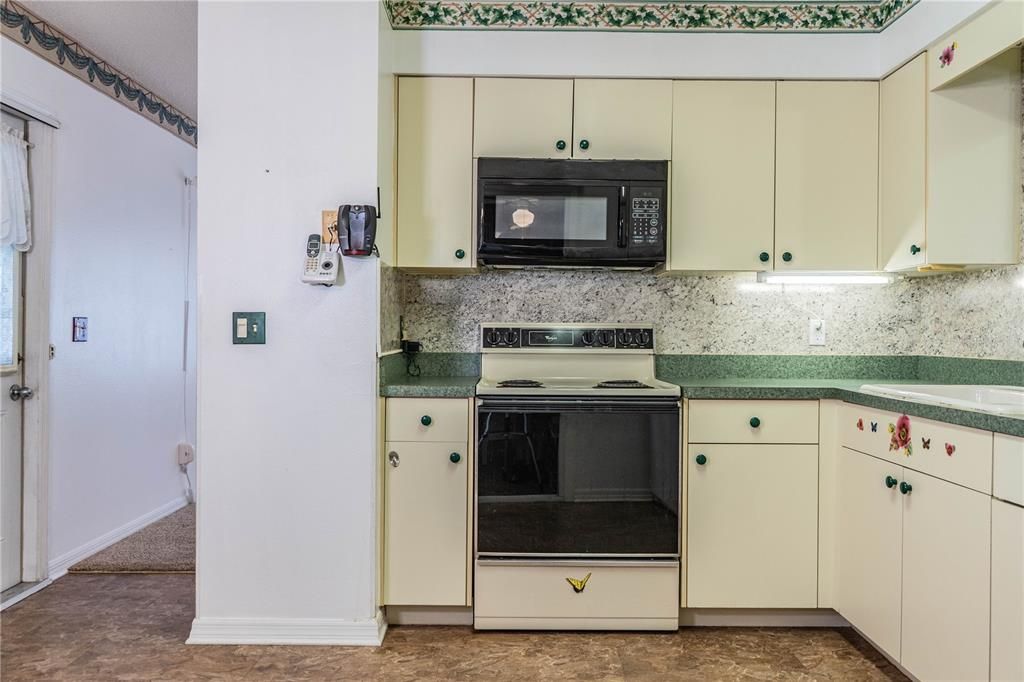 For Sale: $206,500 (2 beds, 2 baths, 884 Square Feet)
