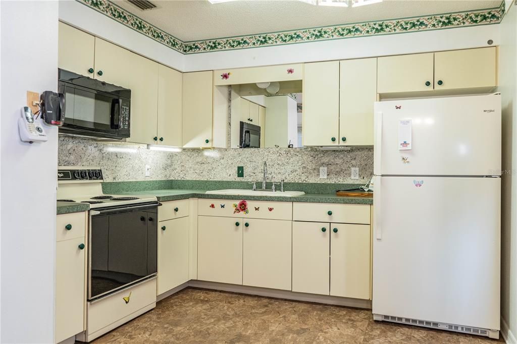 For Sale: $206,500 (2 beds, 2 baths, 884 Square Feet)
