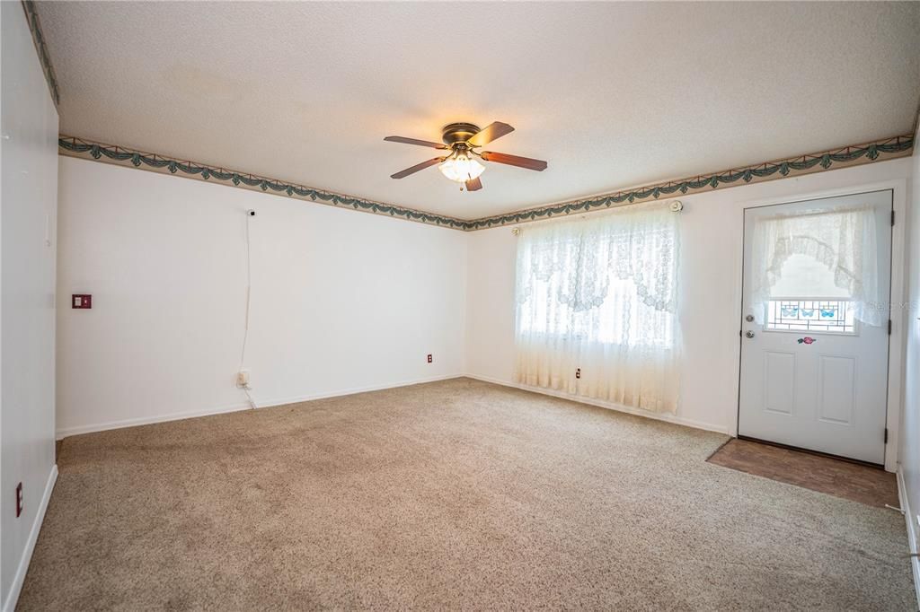 For Sale: $206,500 (2 beds, 2 baths, 884 Square Feet)