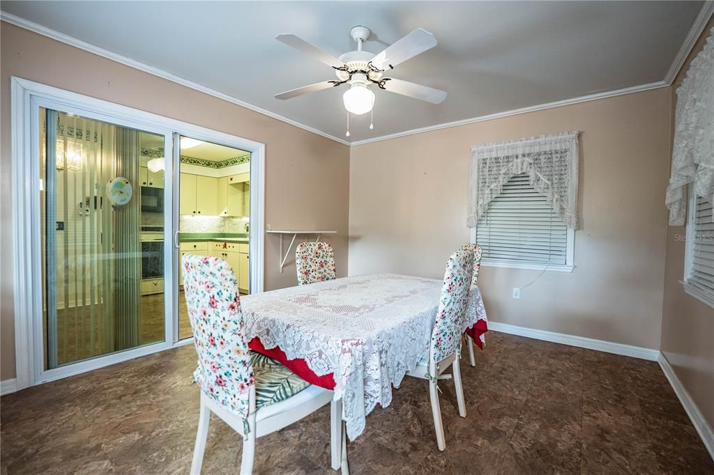 For Sale: $206,500 (2 beds, 2 baths, 884 Square Feet)