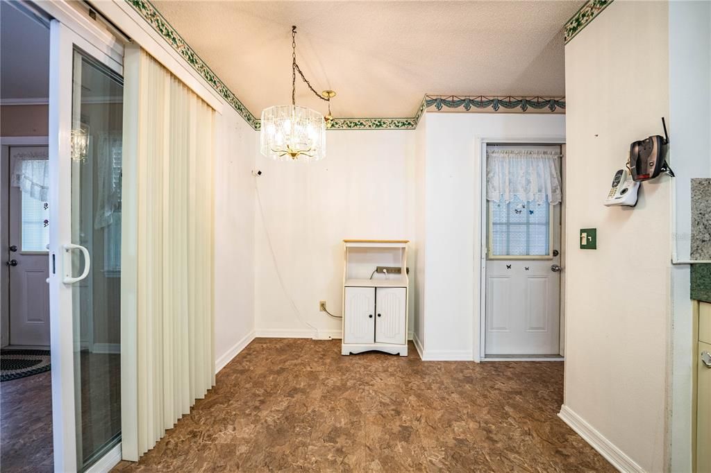 For Sale: $206,500 (2 beds, 2 baths, 884 Square Feet)