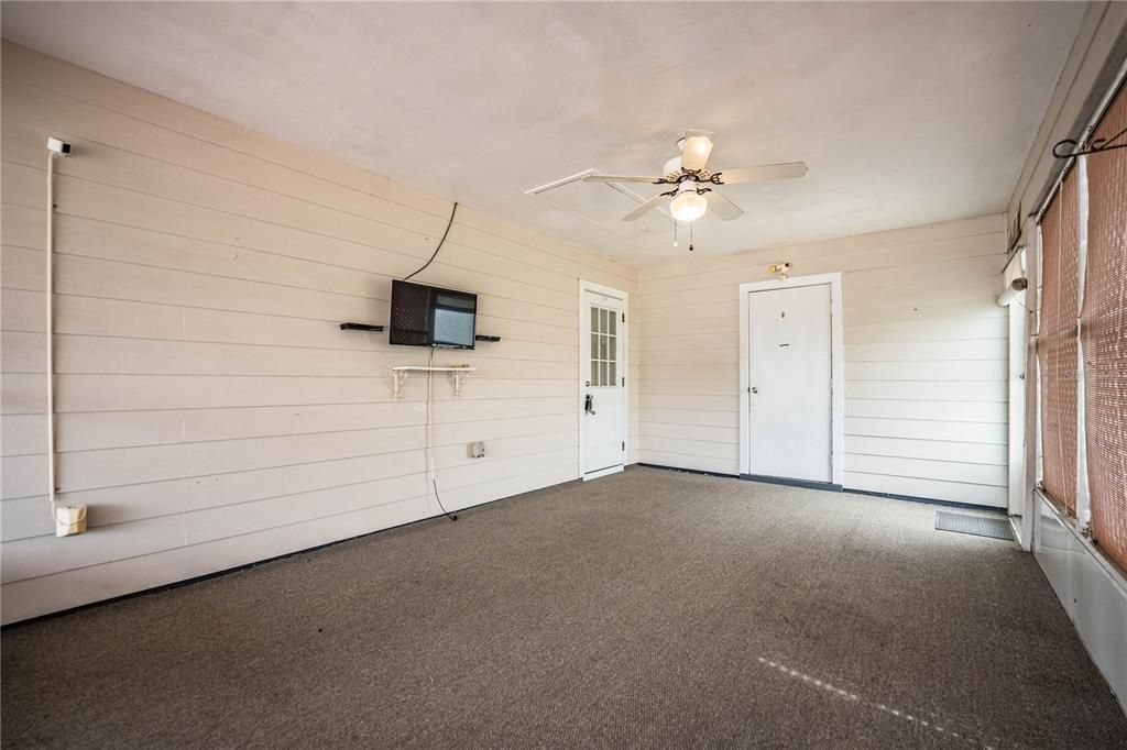 For Sale: $206,500 (2 beds, 2 baths, 884 Square Feet)