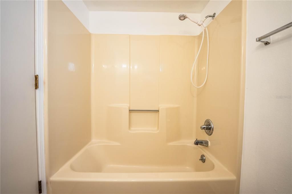 For Sale: $206,500 (2 beds, 2 baths, 884 Square Feet)