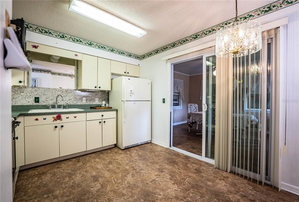 For Sale: $206,500 (2 beds, 2 baths, 884 Square Feet)