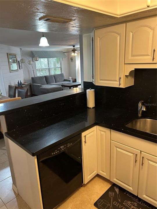 На продажу: $239,900 (2 спален, 2 ванн, 1050 Квадратных фут)