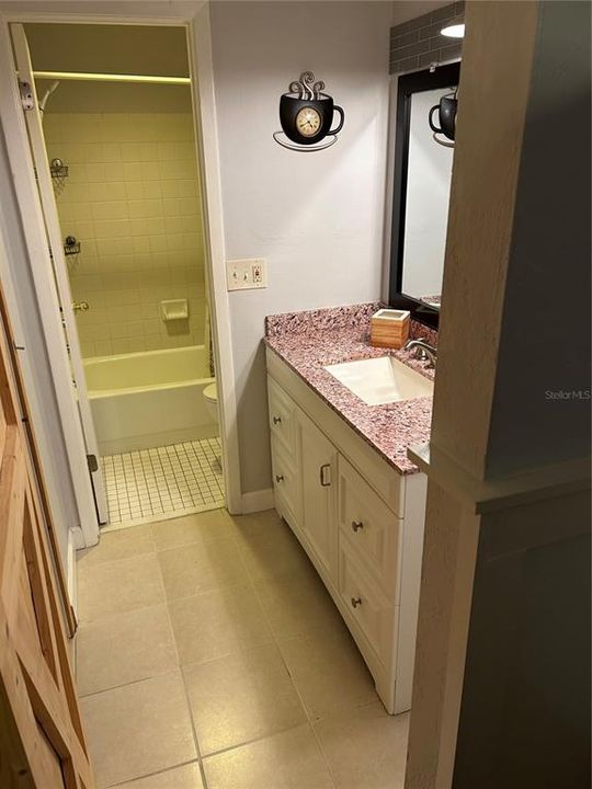 На продажу: $239,900 (2 спален, 2 ванн, 1050 Квадратных фут)