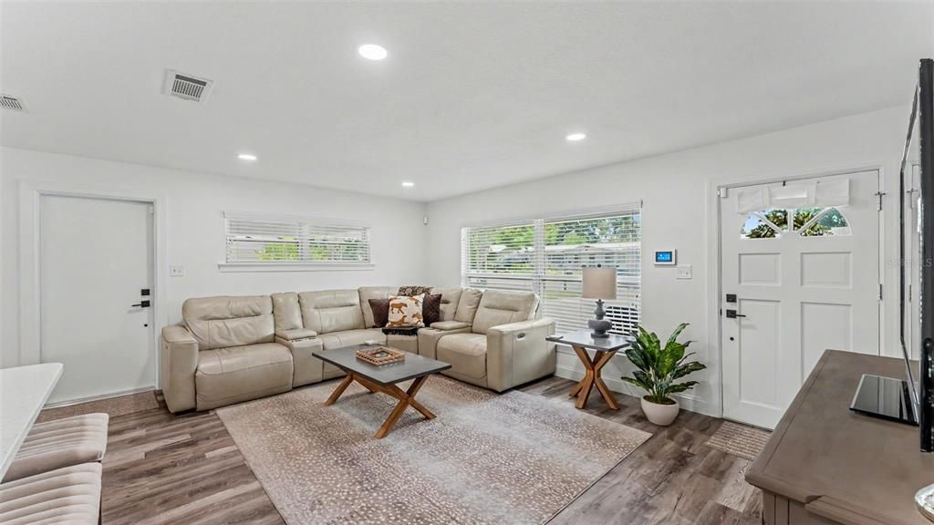 For Sale: $295,000 (2 beds, 2 baths, 1135 Square Feet)