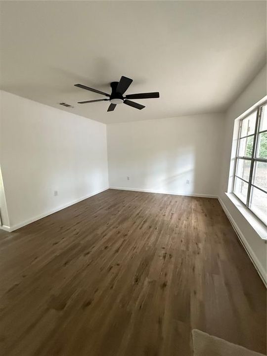 For Sale: $279,900 (4 beds, 3 baths, 1344 Square Feet)