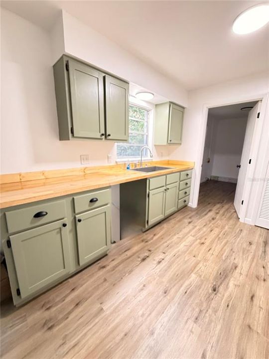 For Sale: $279,900 (4 beds, 3 baths, 1344 Square Feet)