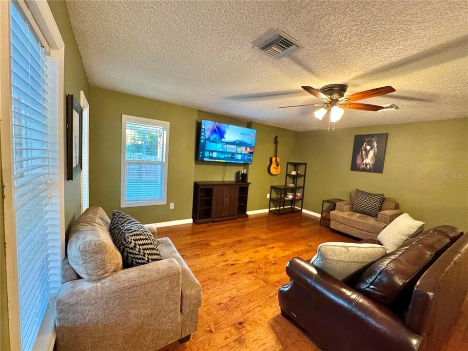 For Sale: $335,000 (3 beds, 2 baths, 1683 Square Feet)