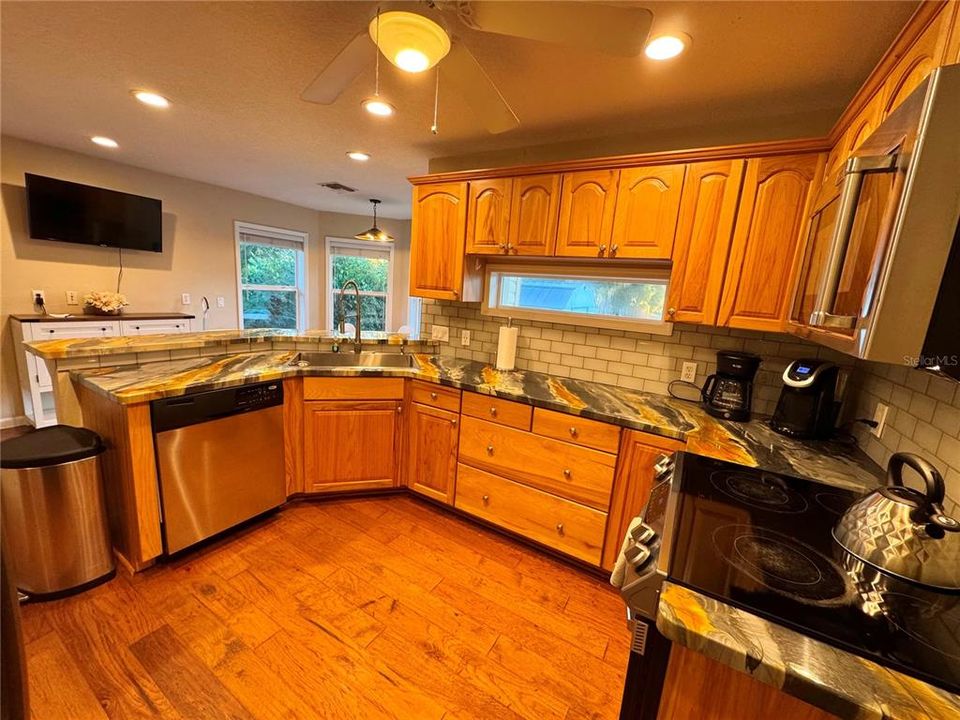 For Sale: $335,000 (3 beds, 2 baths, 1683 Square Feet)
