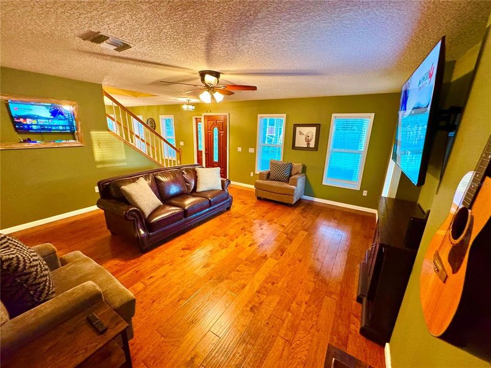 For Sale: $335,000 (3 beds, 2 baths, 1683 Square Feet)