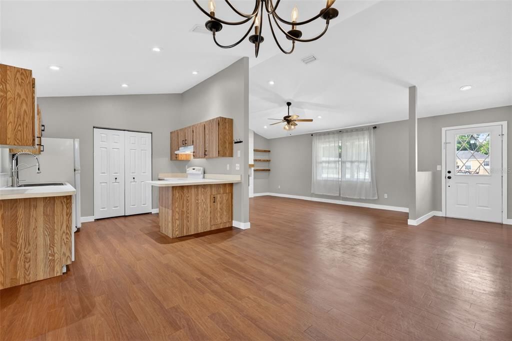 Activo con contrato: $284,000 (3 camas, 2 baños, 1404 Pies cuadrados)