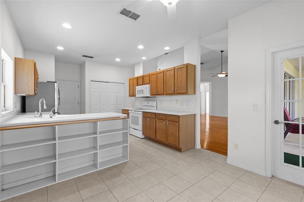 For Sale: $250,000 (2 beds, 2 baths, 1653 Square Feet)