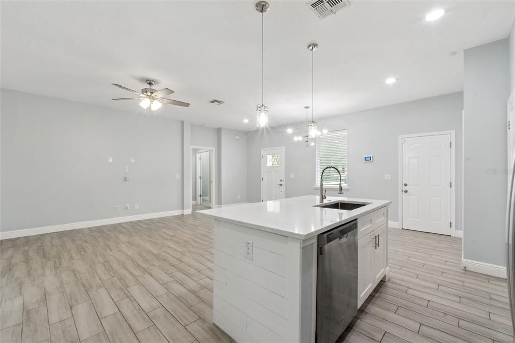 For Sale: $320,000 (3 beds, 2 baths, 1249 Square Feet)