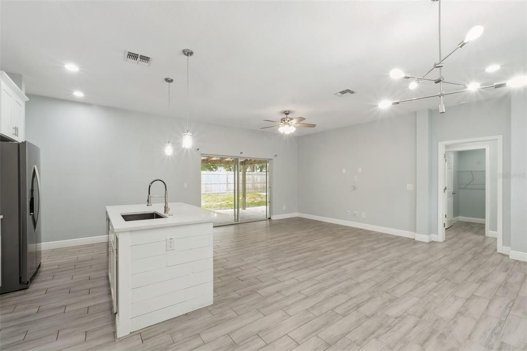 For Sale: $320,000 (3 beds, 2 baths, 1249 Square Feet)